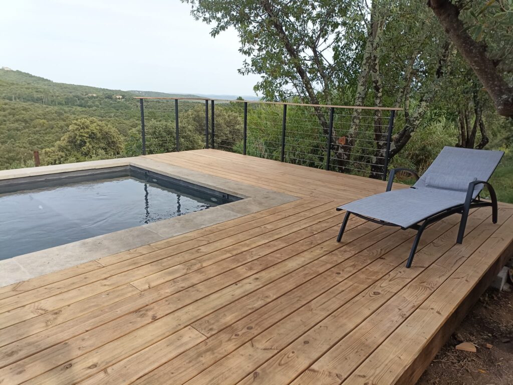 photo d'une terrasse de piscine